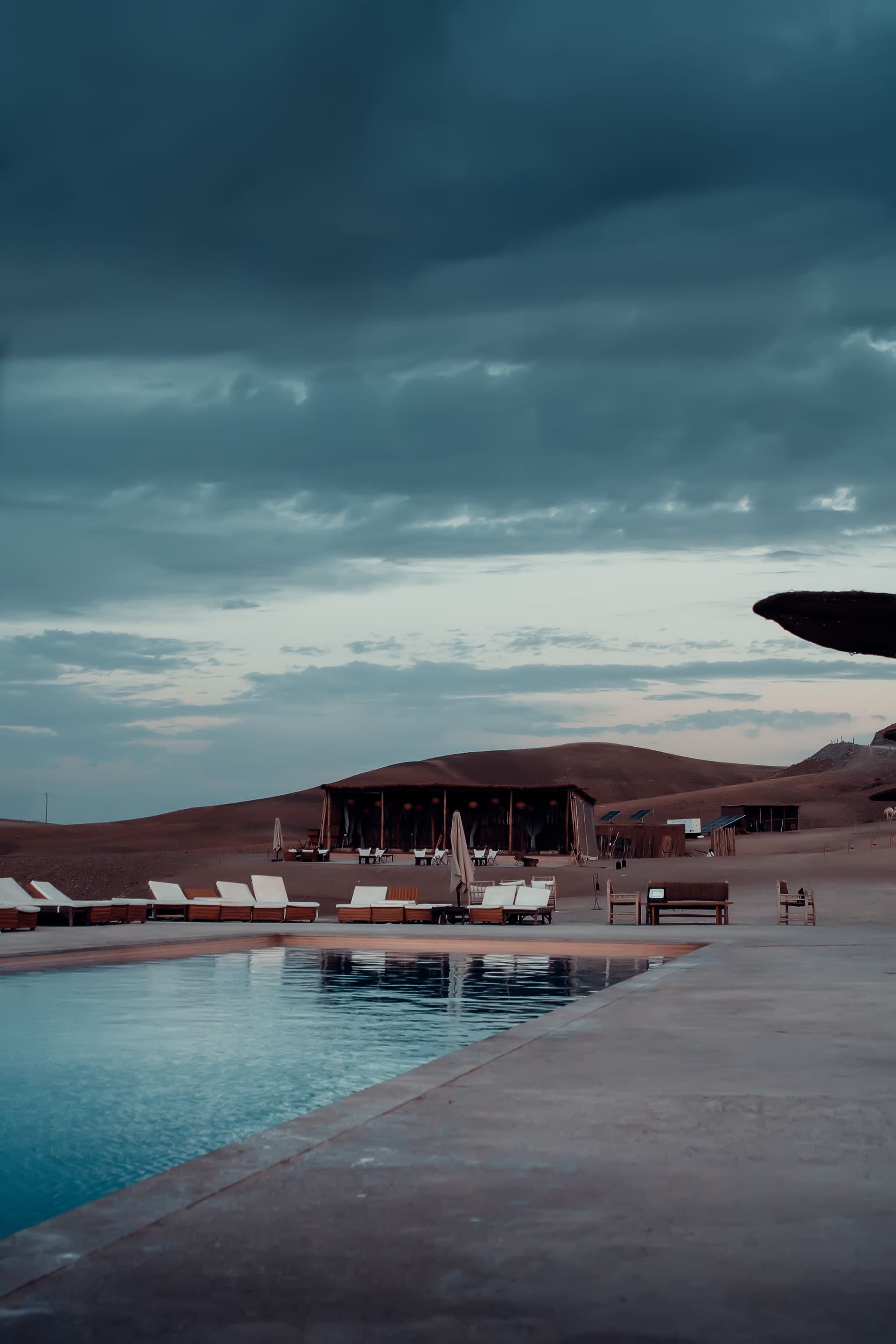 Nageur au bord d'une piscine avec un magazine